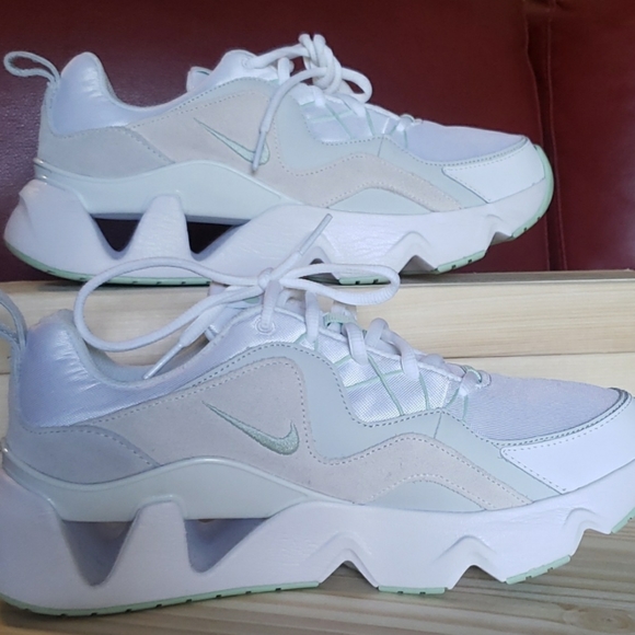 women's nike ryz 365 casual shoes white